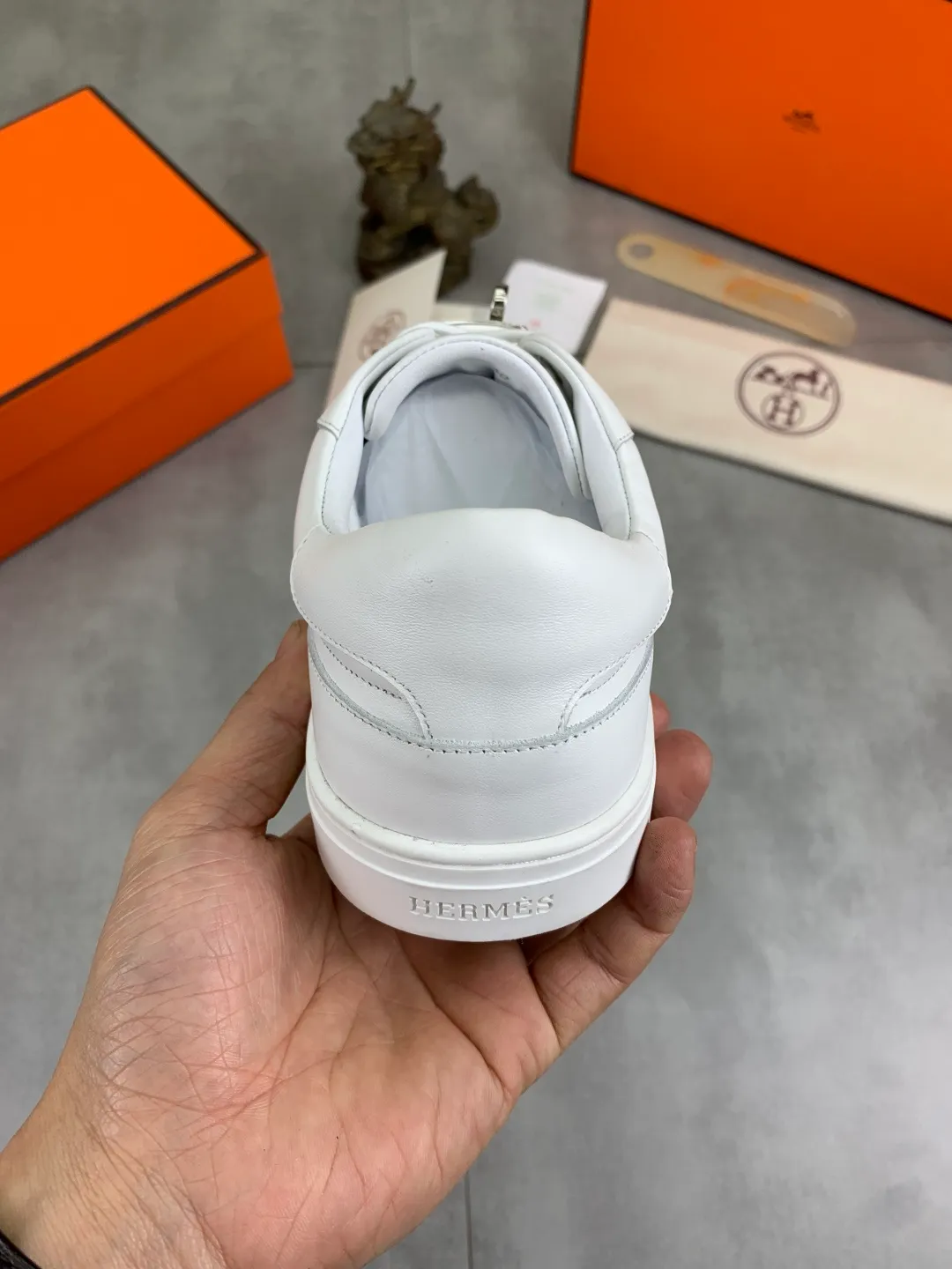 Men's men's shoes 💰P640 New Hermes top version Hermès classic couple style #𝐊𝐞𝐥𝐥𝐲 buckle casual white shoes skateboard shoes that will not conflict with shoes at all. Full of unknowns, Hermès rarely produces flat casual shoes and they are paired with classic palladium-plated Kelly shoe buckles! You'll fall in love with it at first sight. It's super versatile and can be worn with any skirt or pants. 🉑️Close your eyes and wear it. It's super noble. Fabric: Specific cowhide/canvas material. Lining: Sheepskin lining. Outsole: Original molded TPU outsole. Size: 35-45.